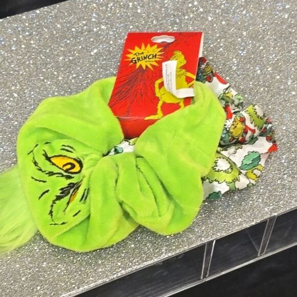 The Grinch Christmas 2024 Hair Scrunchie Set - Picture 5 of 6